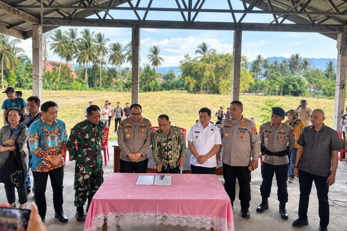 Konflik antarkelompok masyarakat Desa Tonom dan Desa Ibolian, Kecamatan Dumoga Tengah, Kabupaten Bolaang Mongondow (Bolmong), berakhir dengan kesepakatan damai.