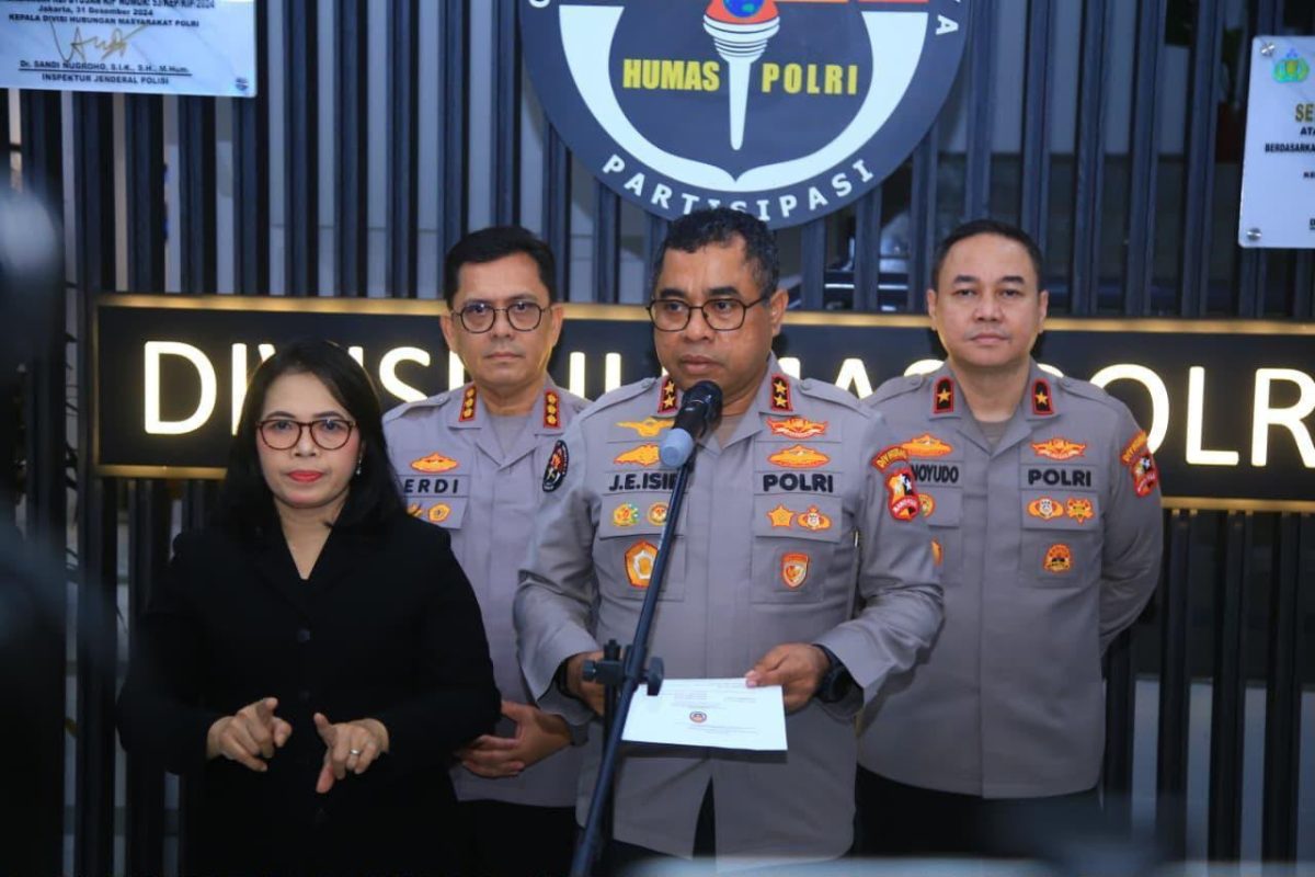 Kadiv Humas Polri Irjen Pol. Johnny Eddizon Isir saat memimpin pressconverence