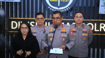 Kadiv Humas Polri Irjen Pol. Johnny Eddizon Isir saat memimpin pressconverence