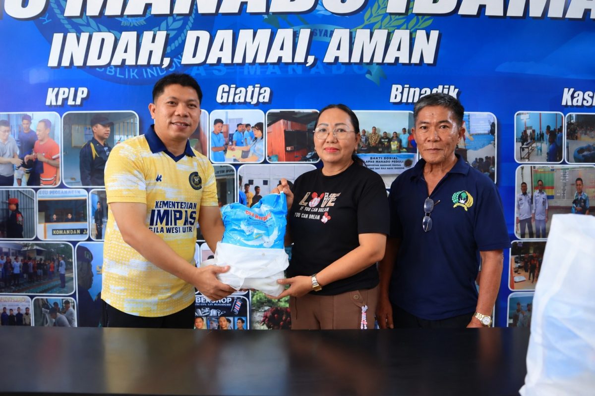 Lembaga Pemasyarakatan (Lapas) Kelas IIA Manado menyalurkan bantuan sosial kepada keluarga Warga Binaan Pemasyarakatan (WBP) sebagai bentuk kepedulian terhadap kondisi keluarga yang terdampak secara ekonomi.