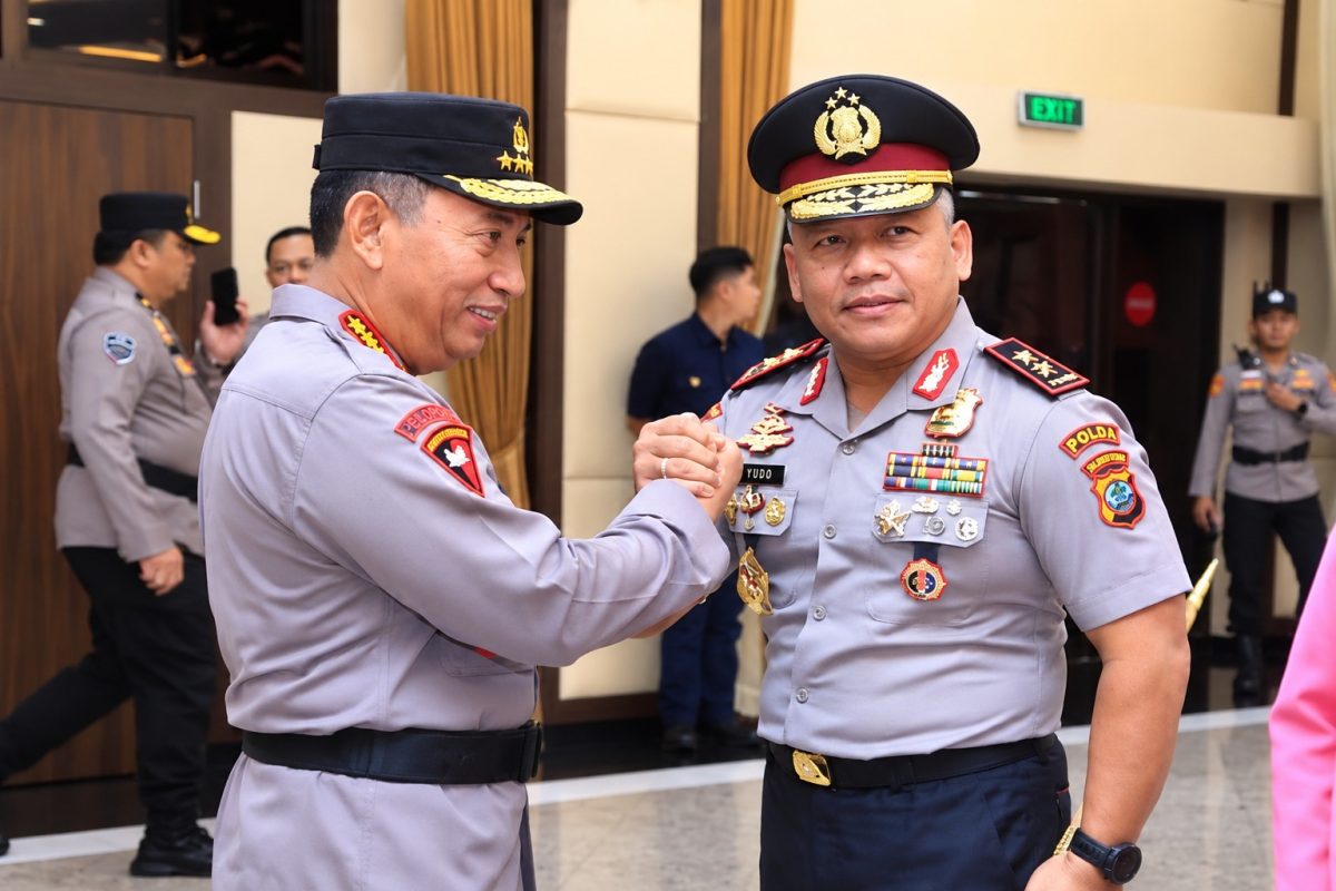 Kapolda Sulawesi Utara Irjen Pol Yudo Hermanto, S.I.K., M.M. dan Awi Setiyono, S.I.K., M.Hum. menerima kenaikan pangkat menjadi Inspektur Jenderal Polisi (Irjen Pol).