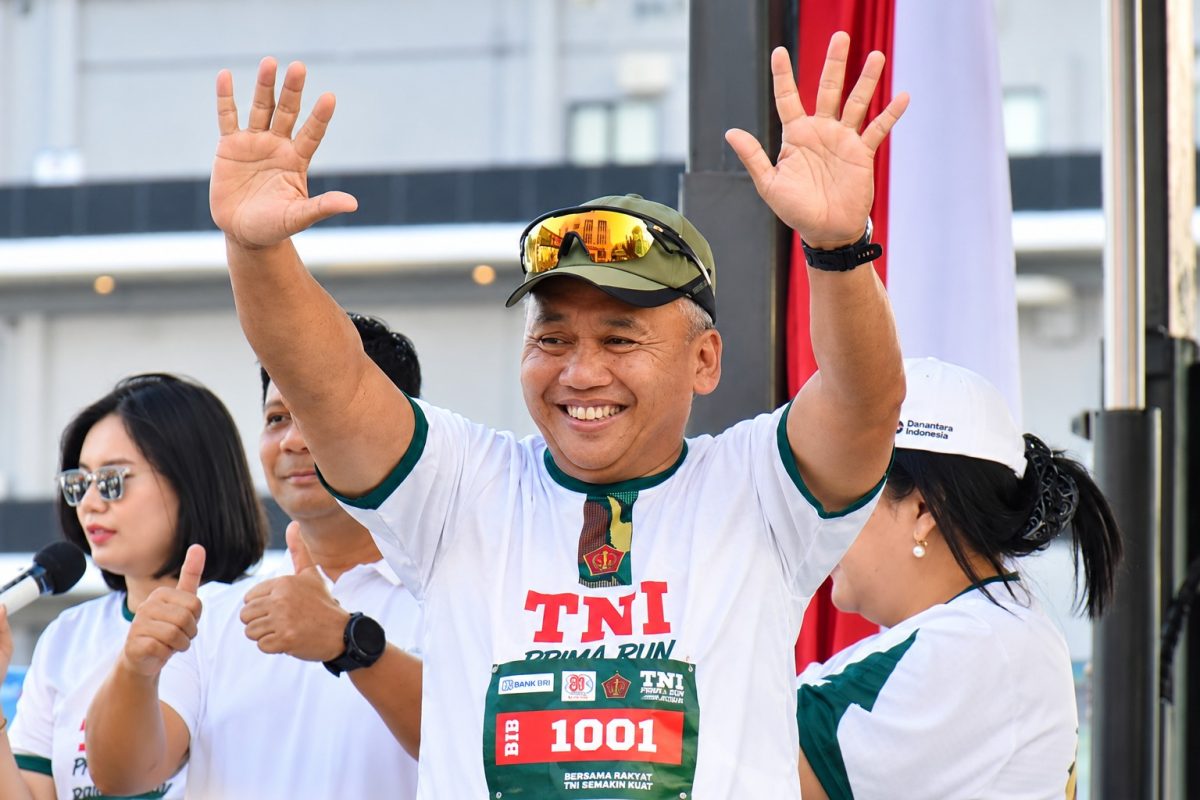 Pangdam Mirza Agus juga mengikuti kegiatan olahraga bersama tersebut bersama Ketua Persit Kartika Chandra Kirana Daerah XIII/Merdeka Ny. Lely Mirza Agus.