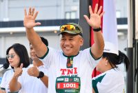 Pangdam Mirza Agus juga mengikuti kegiatan olahraga bersama tersebut bersama Ketua Persit Kartika Chandra Kirana Daerah XIII/Merdeka Ny. Lely Mirza Agus.