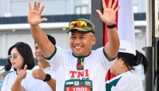 Pangdam Mirza Agus juga mengikuti kegiatan olahraga bersama tersebut bersama Ketua Persit Kartika Chandra Kirana Daerah XIII/Merdeka Ny. Lely Mirza Agus.