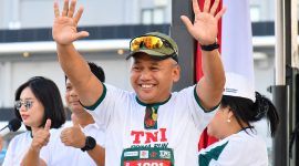 Pangdam Mirza Agus juga mengikuti kegiatan olahraga bersama tersebut bersama Ketua Persit Kartika Chandra Kirana Daerah XIII/Merdeka Ny. Lely Mirza Agus.