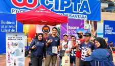 Divisi Humas Polri menggelar sosialisasi hak masyarakat untuk memperoleh informasi publik di kawasan Car Free Day (CFD) Jalan Sudirman, Jakarta Selatan, Minggu (27/9/2026) pagi.