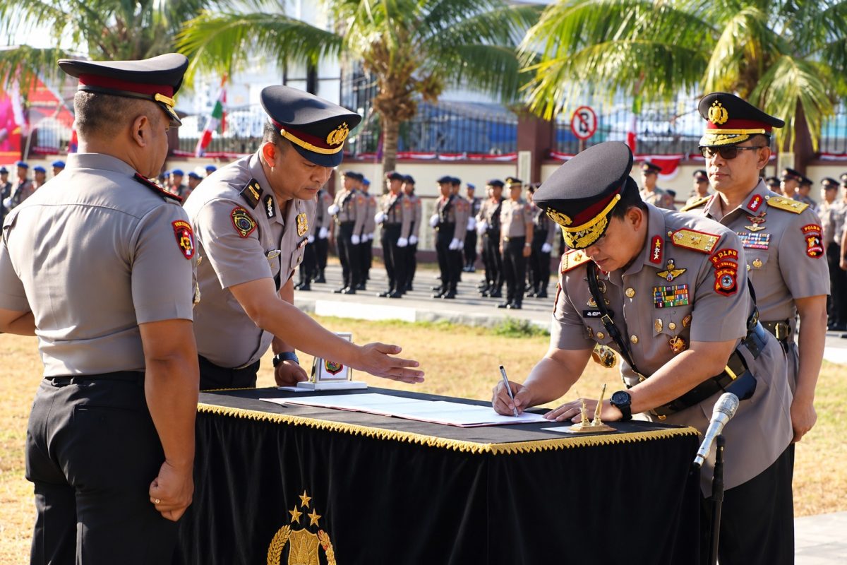 Kapolda Sulawesi Utara Irjen Pol Yudo Hermanto memimpin serah terima jabatan (sertijab) Wakapolda Sulut dari Irjen Pol Awi Setiyono kepada Brigjen Pol Dr. Susetio Cahyadi, S.I.K., M.M., M.H., CFrA., CSA.