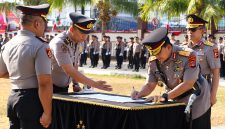 Kapolda Sulawesi Utara Irjen Pol Yudo Hermanto memimpin serah terima jabatan (sertijab) Wakapolda Sulut dari Irjen Pol Awi Setiyono kepada Brigjen Pol Dr. Susetio Cahyadi, S.I.K., M.M., M.H., CFrA., CSA.