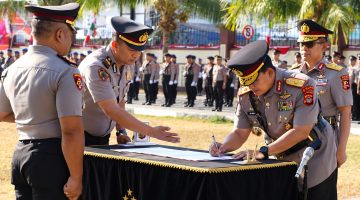 Kapolda Sulawesi Utara Irjen Pol Yudo Hermanto memimpin serah terima jabatan (sertijab) Wakapolda Sulut dari Irjen Pol Awi Setiyono kepada Brigjen Pol Dr. Susetio Cahyadi, S.I.K., M.M., M.H., CFrA., CSA.