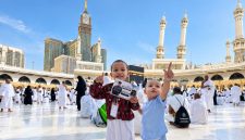 Dua bersaudara asal Bogor, Ulil Albab Presisi (4) dan Sattar Abdillah Presisi (1), mendapat kesempatan menjalani ibadah umrah melalui Program Wisata Religi Umrah Presisi.