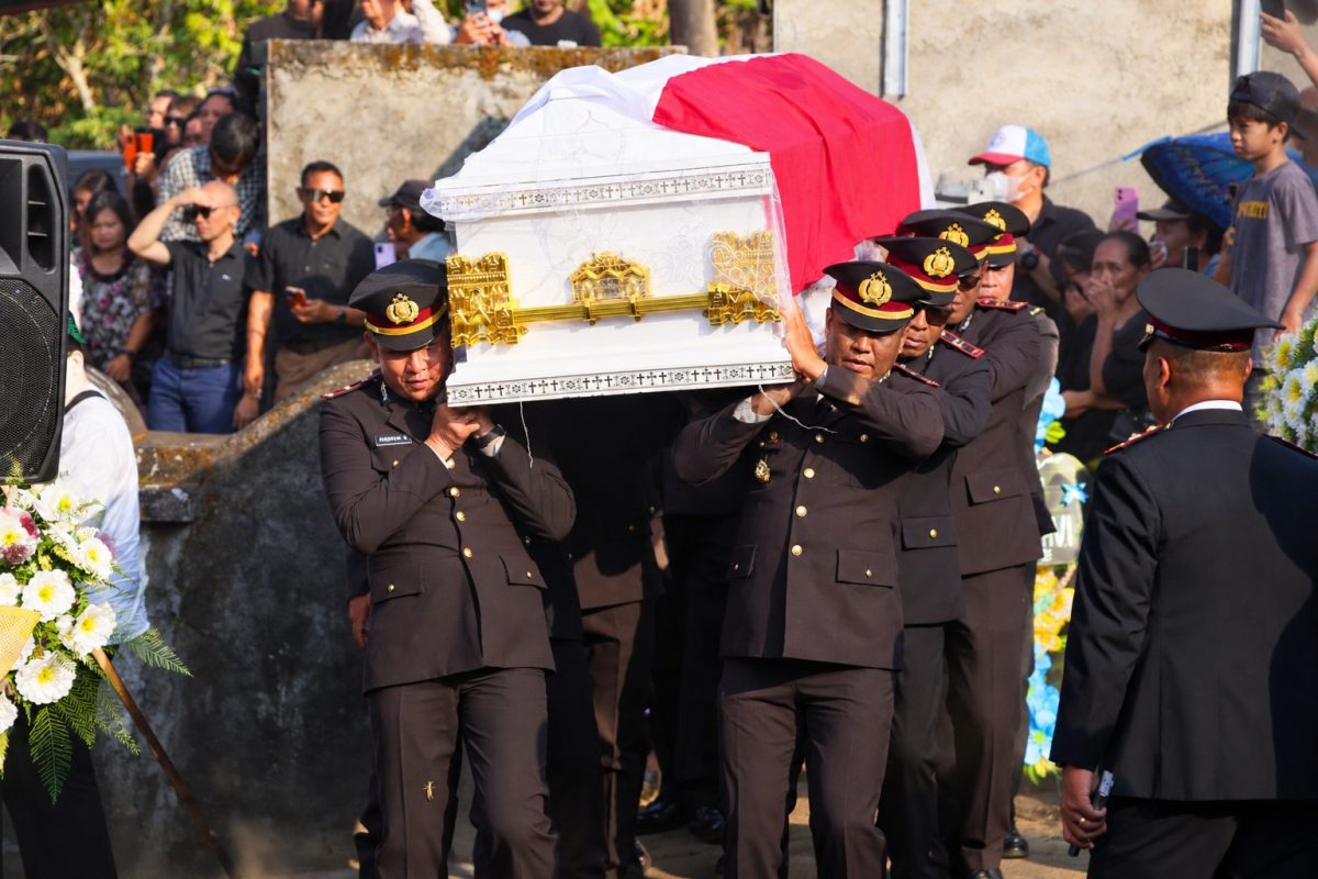 Kapolda Sulawesi Utara Irjen Pol Yudo Hermanto memimpin apel persada dalam upacara pemakaman almarhum Kombes Pol Steidy Raranta, S.I.K., di pekuburan keluarga Raranta, Desa Noongan, Kabupaten Minahasa, Senin (28/9/2026).