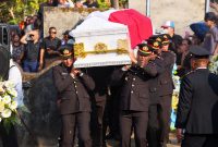 Kapolda Sulawesi Utara Irjen Pol Yudo Hermanto memimpin apel persada dalam upacara pemakaman almarhum Kombes Pol Steidy Raranta, S.I.K., di pekuburan keluarga Raranta, Desa Noongan, Kabupaten Minahasa, Senin (28/9/2026).