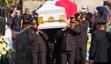 Kapolda Sulawesi Utara Irjen Pol Yudo Hermanto memimpin apel persada dalam upacara pemakaman almarhum Kombes Pol Steidy Raranta, S.I.K., di pekuburan keluarga Raranta, Desa Noongan, Kabupaten Minahasa, Senin (28/9/2026).
