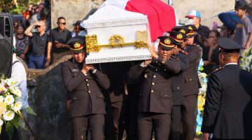 Kapolda Sulawesi Utara Irjen Pol Yudo Hermanto memimpin apel persada dalam upacara pemakaman almarhum Kombes Pol Steidy Raranta, S.I.K., di pekuburan keluarga Raranta, Desa Noongan, Kabupaten Minahasa, Senin (28/9/2026).