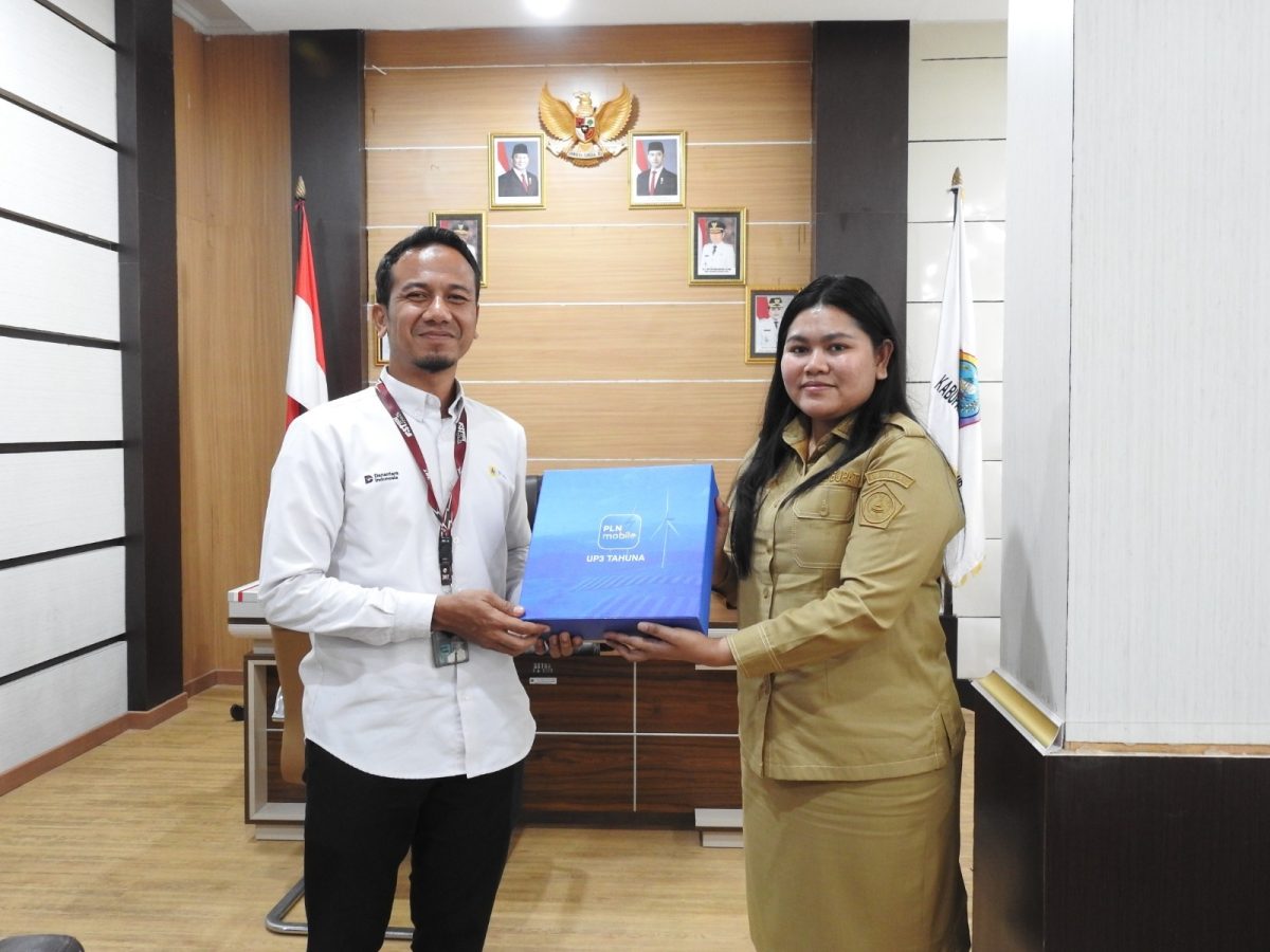 Manager PLN UP3 Tahuna Eko Yuwono kepada Wakil Bupati Kepulauan Talaud Anisya Gretsya Bambungan, S.E.,