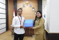 Manager PLN UP3 Tahuna Eko Yuwono kepada Wakil Bupati Kepulauan Talaud Anisya Gretsya Bambungan, S.E.,