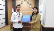 Manager PLN UP3 Tahuna Eko Yuwono kepada Wakil Bupati Kepulauan Talaud Anisya Gretsya Bambungan, S.E.,
