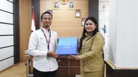 Manager PLN UP3 Tahuna Eko Yuwono kepada Wakil Bupati Kepulauan Talaud Anisya Gretsya Bambungan, S.E.,