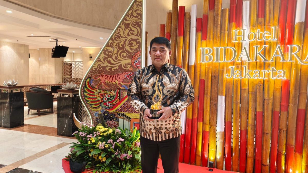 Dalam ajang Indonesia Bisa Kompas TV Award di Hotel Bidakara, Jakarta, Rabu (9/9/2026), Gubernur Sulut Mayjen TNI (Purn) Yulius Selvanus menerima penghargaan.