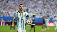 Lionel Messi resmi mengumumkan pensiun dari sepak bola internasional bersama Timnas Argentina pada usia 39 tahun.
