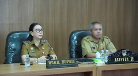 Wakil Bupati Minahasa Vanda Sarundajang mengikuti Rapat Koordinasi (Rakor) Pengendalian Inflasi yang dirangkaikan dengan pembahasan isu strategis guru PPPK serta evaluasi dukungan pemerintah daerah dalam Program 3 Juta Rumah melalui Zoom Meeting.
