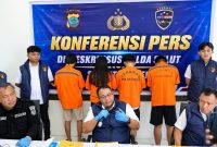 Dirreskrimsus Polda Sulut Kombes Pol F.X. Winardi Prabowo, didampingi Kasubdit Siber AKBP Effendy Tubagus dan Kasubbid Penmas Bidhumas AKBP Peter Gosal, dalam konferensi pers di Balai Wartawan Polda Sulut, Rabu (7/10/2026). (Ist) 