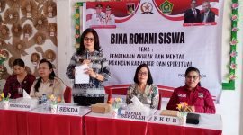 Sekretaris Daerah Kabupaten Minahasa, Dr. Lynda D. Watania, MM. MSi, menghadiri sekaligus membuka kegiatan Bina Rohani Siswa dengan tema "Pembinaan Akhlak dan Mental Membangun karakter dan Spiritual", yang diselenggarakan oleh Forum Kerukunan Umat Beragama (FKUB) Kabupaten Minahasa, bertempat di SMP Negeri 1 Kakas, Kamis (8/10/2026).