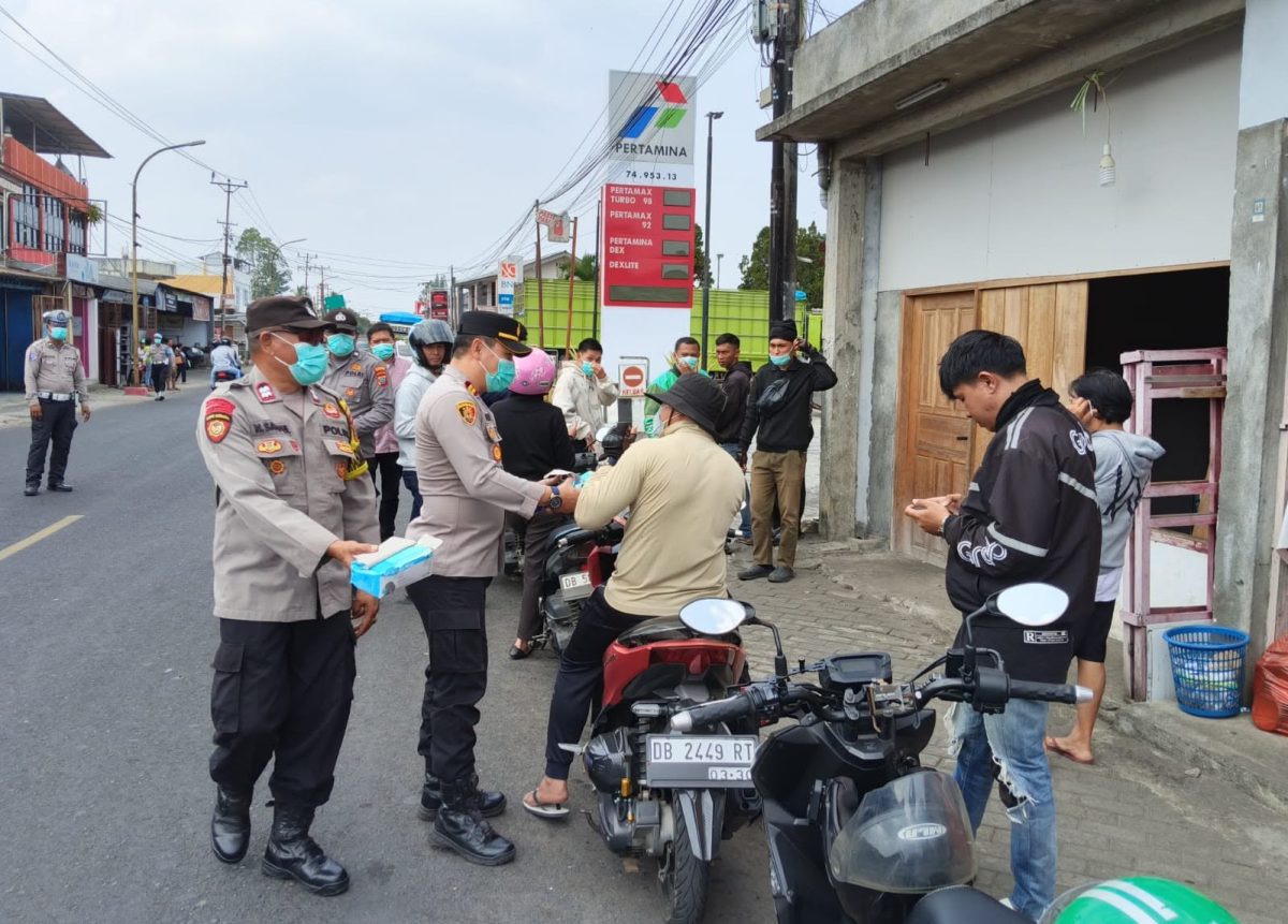 Polres Tomohon membagikan 1.000 masker kepada masyarakat di empat titik wilayah hukumnya, Jumat (16/10/2026).