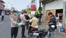 Polres Tomohon membagikan 1.000 masker kepada masyarakat di empat titik wilayah hukumnya, Jumat (16/10/2026).