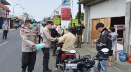 Polres Tomohon membagikan 1.000 masker kepada masyarakat di empat titik wilayah hukumnya, Jumat (16/10/2026).