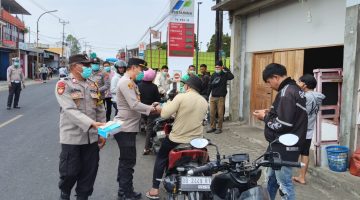 Polres Tomohon membagikan 1.000 masker kepada masyarakat di empat titik wilayah hukumnya, Jumat (16/10/2026).