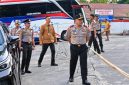 Kapolda Sulawesi Utara Irjen Pol Yudo Hermanto bersama Wakapolda Brigjen Pol Susetio Cahyadi turun langsung mengatur lalu lintas di sejumlah jalan protokol Kota Manado, Senin (19/10/2026) pagi.