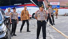 Kapolda Sulawesi Utara Irjen Pol Yudo Hermanto bersama Wakapolda Brigjen Pol Susetio Cahyadi turun langsung mengatur lalu lintas di sejumlah jalan protokol Kota Manado, Senin (19/10/2026) pagi.