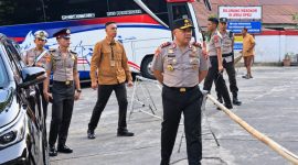 Kapolda Sulawesi Utara Irjen Pol Yudo Hermanto bersama Wakapolda Brigjen Pol Susetio Cahyadi turun langsung mengatur lalu lintas di sejumlah jalan protokol Kota Manado, Senin (19/10/2026) pagi.