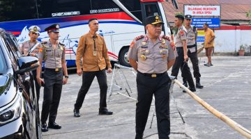 Kapolda Sulawesi Utara Irjen Pol Yudo Hermanto bersama Wakapolda Brigjen Pol Susetio Cahyadi turun langsung mengatur lalu lintas di sejumlah jalan protokol Kota Manado, Senin (19/10/2026) pagi.