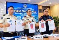 Kakanwil Ditjenim Sulut: I Gusti Bagus M. Ibrahim (tengah) didampingi PLT. Kabid Penegakan Hukum dan Kepatuhan Internal, Hendrik Rompis (kanan)
‎Penyidik Pegawai Negeri Sipil (PPNS) Keimigrasian, Kiven Manus (kiri) dalam
‎Konferensi pers di Kantor Wilayah Ditjen Imigrasi Sulut, Manado, Selasa (20/10/2026). (Foto:Yudi/pilar) 