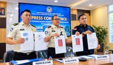 Kakanwil Ditjenim Sulut: I Gusti Bagus M. Ibrahim (tengah) didampingi PLT. Kabid Penegakan Hukum dan Kepatuhan Internal, Hendrik Rompis (kanan)
Penyidik Pegawai Negeri Sipil (PPNS) Keimigrasian, Kiven Manus (kiri) dalam
Konferensi pers di Kantor Wilayah Ditjen Imigrasi Sulut, Manado, Selasa (20/10/2026). (Foto:Yudi/pilar)