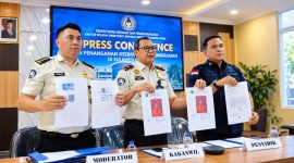 Kakanwil Ditjenim Sulut: I Gusti Bagus M. Ibrahim (tengah) didampingi PLT. Kabid Penegakan Hukum dan Kepatuhan Internal, Hendrik Rompis (kanan)
‎Penyidik Pegawai Negeri Sipil (PPNS) Keimigrasian, Kiven Manus (kiri) dalam
‎Konferensi pers di Kantor Wilayah Ditjen Imigrasi Sulut, Manado, Selasa (20/10/2026). (Foto:Yudi/pilar) 