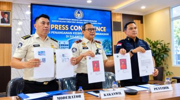 Kakanwil Ditjenim Sulut: I Gusti Bagus M. Ibrahim (tengah) didampingi PLT. Kabid Penegakan Hukum dan Kepatuhan Internal, Hendrik Rompis (kanan)
‎Penyidik Pegawai Negeri Sipil (PPNS) Keimigrasian, Kiven Manus (kiri) dalam
‎Konferensi pers di Kantor Wilayah Ditjen Imigrasi Sulut, Manado, Selasa (20/10/2026). (Foto:Yudi/pilar) 
