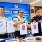 Kakanwil Ditjenim Sulut: I Gusti Bagus M. Ibrahim (tengah) didampingi PLT. Kabid Penegakan Hukum dan Kepatuhan Internal, Hendrik Rompis (kanan)
‎Penyidik Pegawai Negeri Sipil (PPNS) Keimigrasian, Kiven Manus (kiri) dalam
‎Konferensi pers di Kantor Wilayah Ditjen Imigrasi Sulut, Manado, Selasa (20/10/2026). (Foto:Yudi/pilar) 