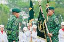 Letkol Inf Madiyan Surya sedang dilantik dan menerima tongkat komando menjadi Komandan Brigade Infanteri (Danbrigif) 13/Galuh Rahayu. Pelantikan dilakukan Panglima Divisi Infanteri 1 Kostrad, Mayjen TNI Ahmad Fikri Musmar, Jumat (23/10/2026). (Ist) 