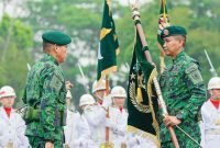 Letkol Inf Madiyan Surya sedang dilantik dan menerima tongkat komando menjadi Komandan Brigade Infanteri (Danbrigif) 13/Galuh Rahayu. Pelantikan dilakukan Panglima Divisi Infanteri 1 Kostrad, Mayjen TNI Ahmad Fikri Musmar, Jumat (23/10/2026). (Ist) 
