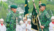 Letkol Inf Madiyan Surya sedang dilantik dan menerima tongkat komando menjadi Komandan Brigade Infanteri (Danbrigif) 13/Galuh Rahayu. Pelantikan dilakukan Panglima Divisi Infanteri 1 Kostrad, Mayjen TNI Ahmad Fikri Musmar, Jumat (23/10/2026). (Ist) 