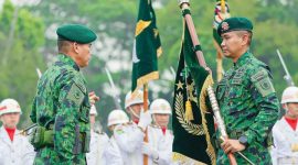 Letkol Inf Madiyan Surya sedang dilantik dan menerima tongkat komando menjadi Komandan Brigade Infanteri (Danbrigif) 13/Galuh Rahayu. Pelantikan dilakukan Panglima Divisi Infanteri 1 Kostrad, Mayjen TNI Ahmad Fikri Musmar, Jumat (23/10/2026). (Ist) 