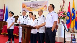 Opa Decky Karel Tulumang bersama keluarga dalam ibadah Kesucian Gereja Bala Keselamatan Korps IV Manado, Minggu (25/10/2026). (Foto:Yudi/Pilar)