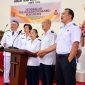 Opa Decky Karel Tulumang bersama keluarga dalam ibadah Kesucian Gereja Bala Keselamatan Korps IV Manado, Minggu (25/10/2026). (Foto:Yudi/Pilar)