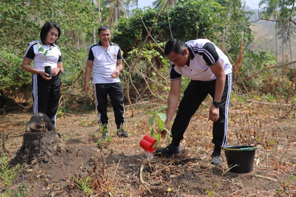 Polres Minahasa Utara (Minut) melakukannya melalui penanaman berbagai jenis pohon di kawasan perkebunan Kelurahan Airmadidi Atas, Kecamatan Airmadidi, Jumat (23/10/2026).