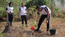 Polres Minahasa Utara (Minut) melakukannya melalui penanaman berbagai jenis pohon di kawasan perkebunan Kelurahan Airmadidi Atas, Kecamatan Airmadidi, Jumat (23/10/2026).