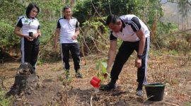 Polres Minahasa Utara (Minut) melakukannya melalui penanaman berbagai jenis pohon di kawasan perkebunan Kelurahan Airmadidi Atas, Kecamatan Airmadidi, Jumat (23/10/2026).