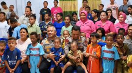 Kapolda Sulawesi Utara Irjen Pol Yudo Hermanto mengunjungi Panti Asuhan Terang Titipan Tuhan di Kecamatan Tikala, Kota Manado, Selasa (27/10/2026).